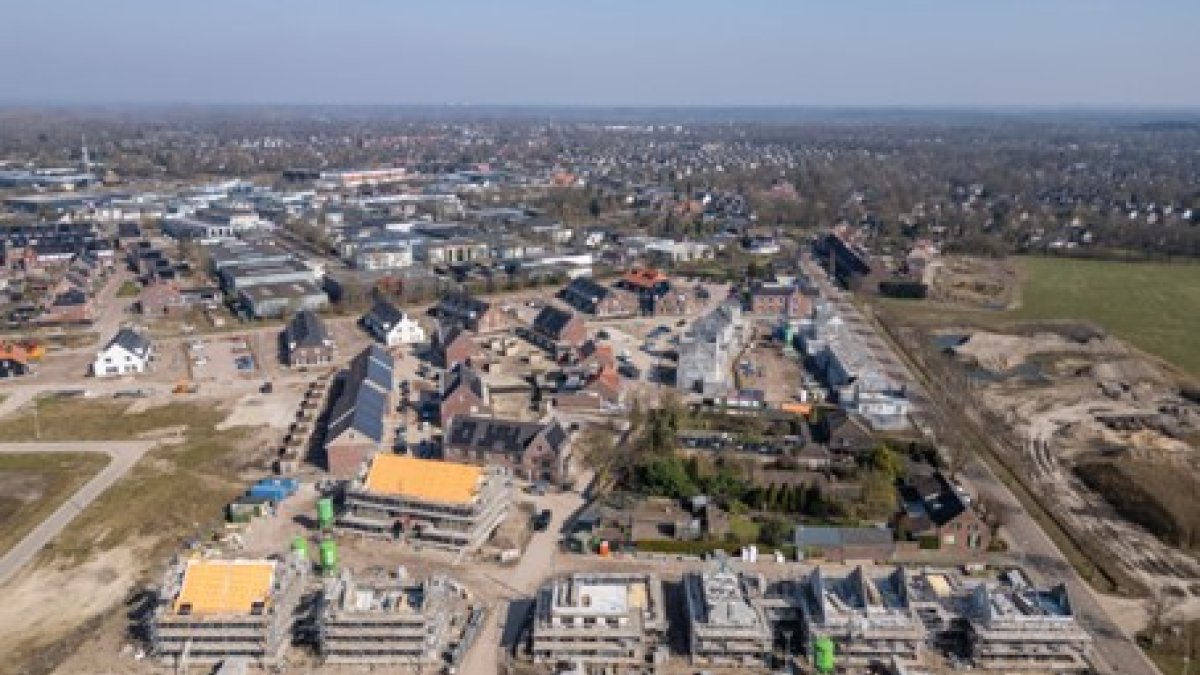 Toekomstige bewoners duurzame en groene buurt Molenerve in Nuenen-West vieren hoogste punt